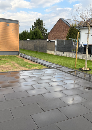 Moderne Einfahrt aus Platten