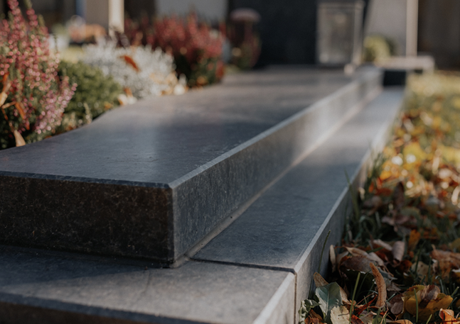 Grabmal aus Naturstein in Feuchtwangen