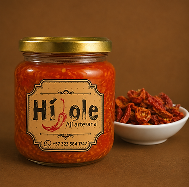 Frasco de ají artesanal Híjole con chiles secos al lado