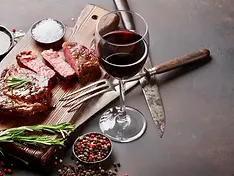 vino-tinto-y-carne-roja.webp