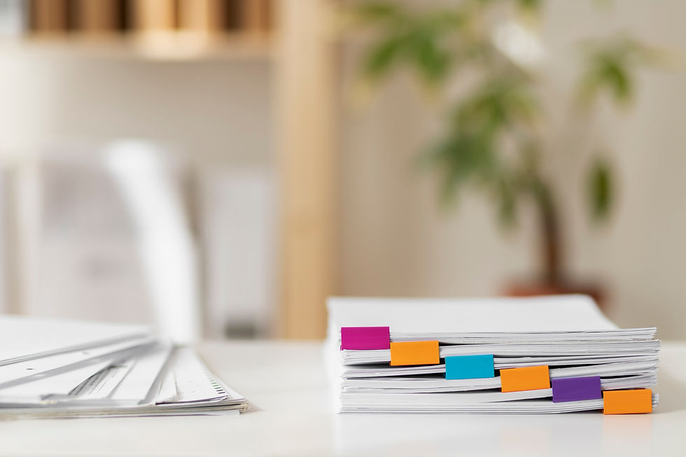 Photo d'un bureau parfaitement rangé avec des documents soigneusement classés, symbolisant une gestion administrative efficace et bien organisée. Idéal pour illustrer la productivité et l'efficacité dans un environnement professionnel.