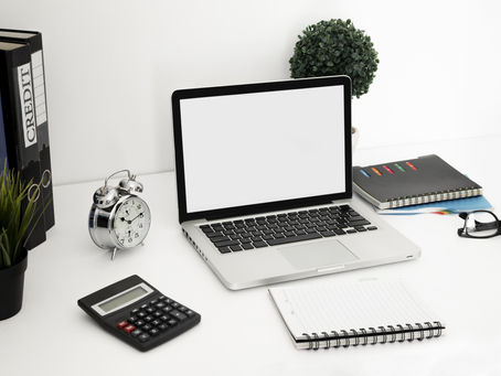 un bureau bien organisé avec des dossiers classés et un ordinateur