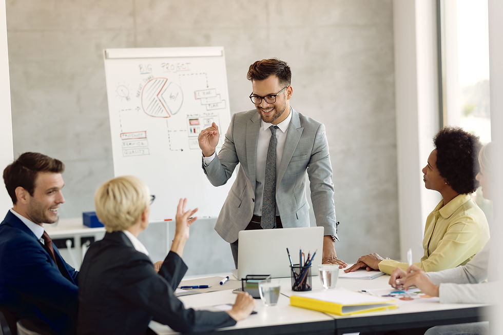 Un manager en réunion avec son équipe appliquant la méthode SMART