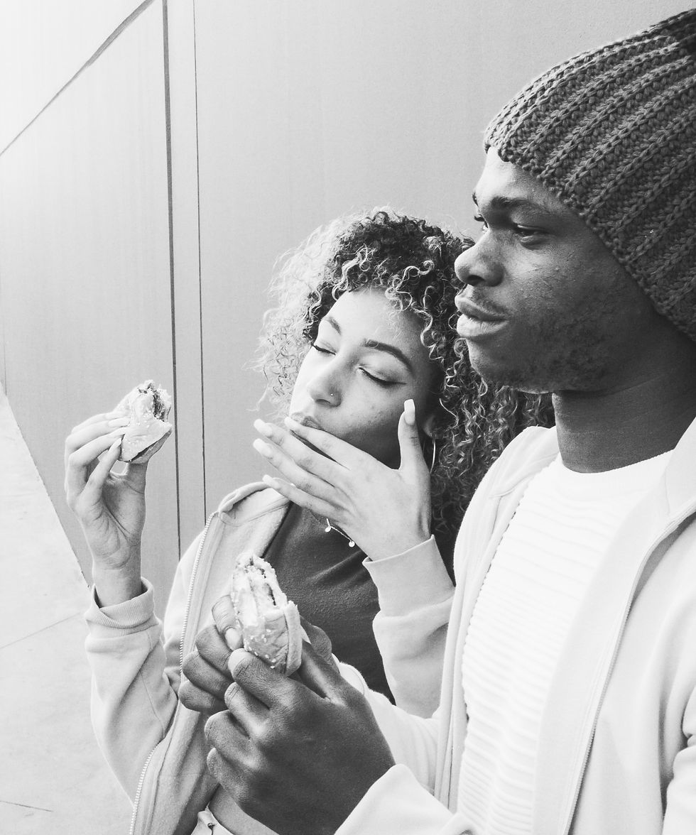 Dos personas comiendo