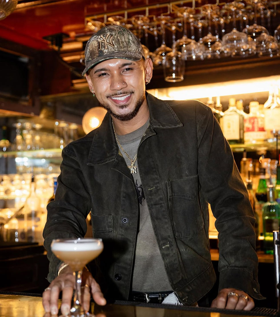 bartend
er holding cocktail