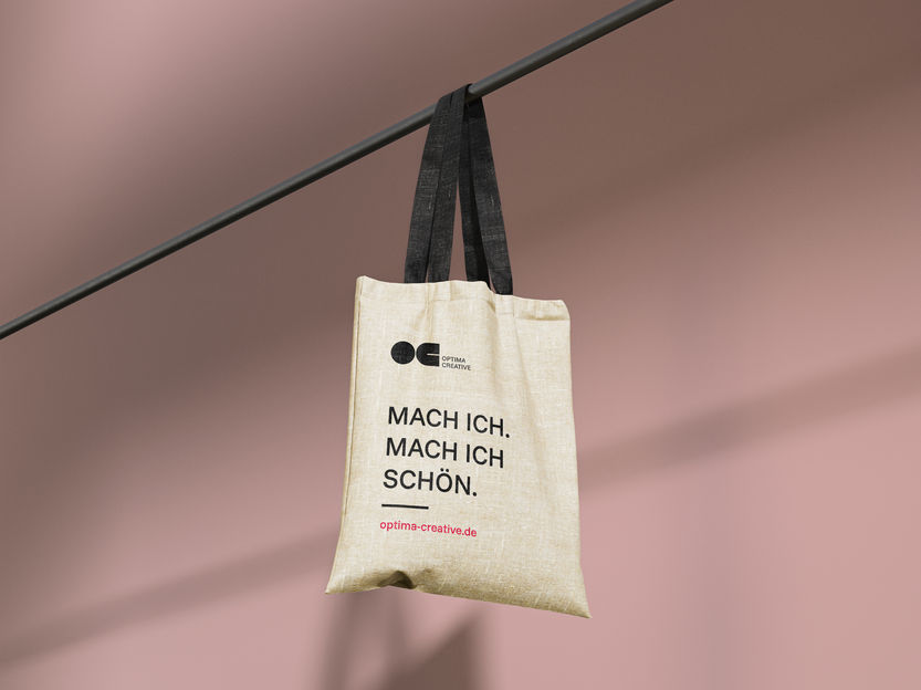Stofftasche von Optima Creative mit Logo, Claim „Mach ich. Mach ich schön.“ und Webadresse.