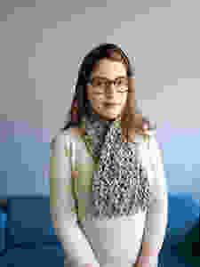 retrato de modelo com cachecol verde de crochê com franjas