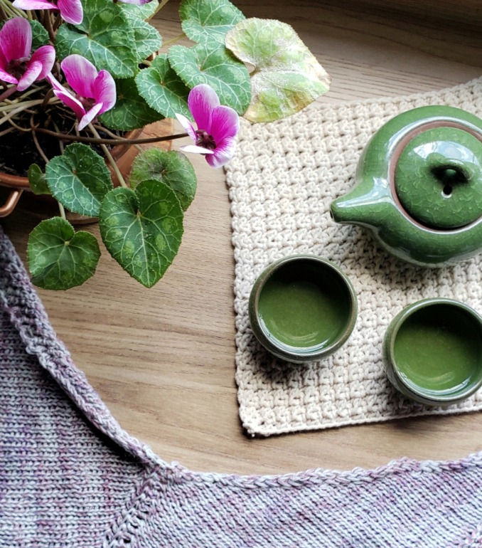 bule, conjunto de chá japonês, flores, xale de crochê tunisiano