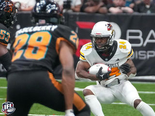 Imagem de um jogo da Indoor Football League (IFL).