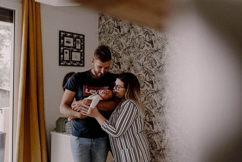 Jeunes parents regardant leur nouveau né amoureusement