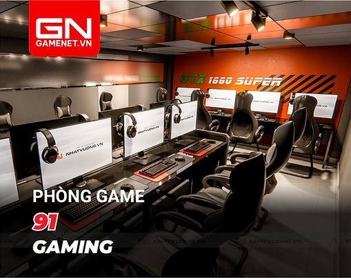 91 GAMING theo phong cách Hầm Ngầm Try-hard – nhỏ gọn nhưng “chiến” đúng chất, tối ưu cho anh em vào là muốn cày rank liền. Tông đen–xám làm nền chủ đạo, nhấn cam/đỏ gạch ở mảng tường và chi tiết tạo cảm giác “nhiệt”, mạnh và đậm DNA eSports. Hệ spotlight/tracklight thả trần chiếu tập trung theo từng dãy máy, kết hợp ánh hắt nhẹ trên bề mặt tối giúp không gian sâu – nổi khối rõ – lên mood cực tốt mà vẫn không chói mắt khi chơi lâu.