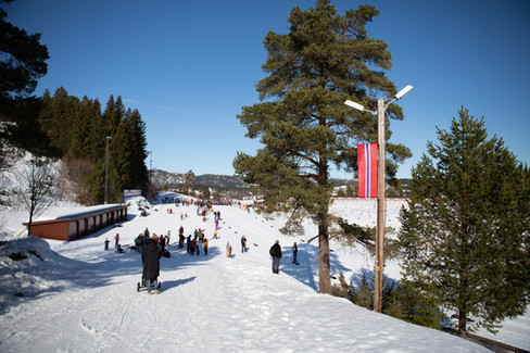 Barn og voksne i skiløypa i Knyken skisenter
