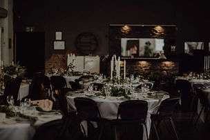 I lune og historiske omgivelser på Damphuset ligger alt til rette for årets Julebord. Vi sørger for atmosfære, god mat og ekte julestemning.
Med plass til 120 gjester passer Damphuset både for firma som ønsker huset for seg selv, eller flere mindre bedrifter som vil samles i førjulstida. 