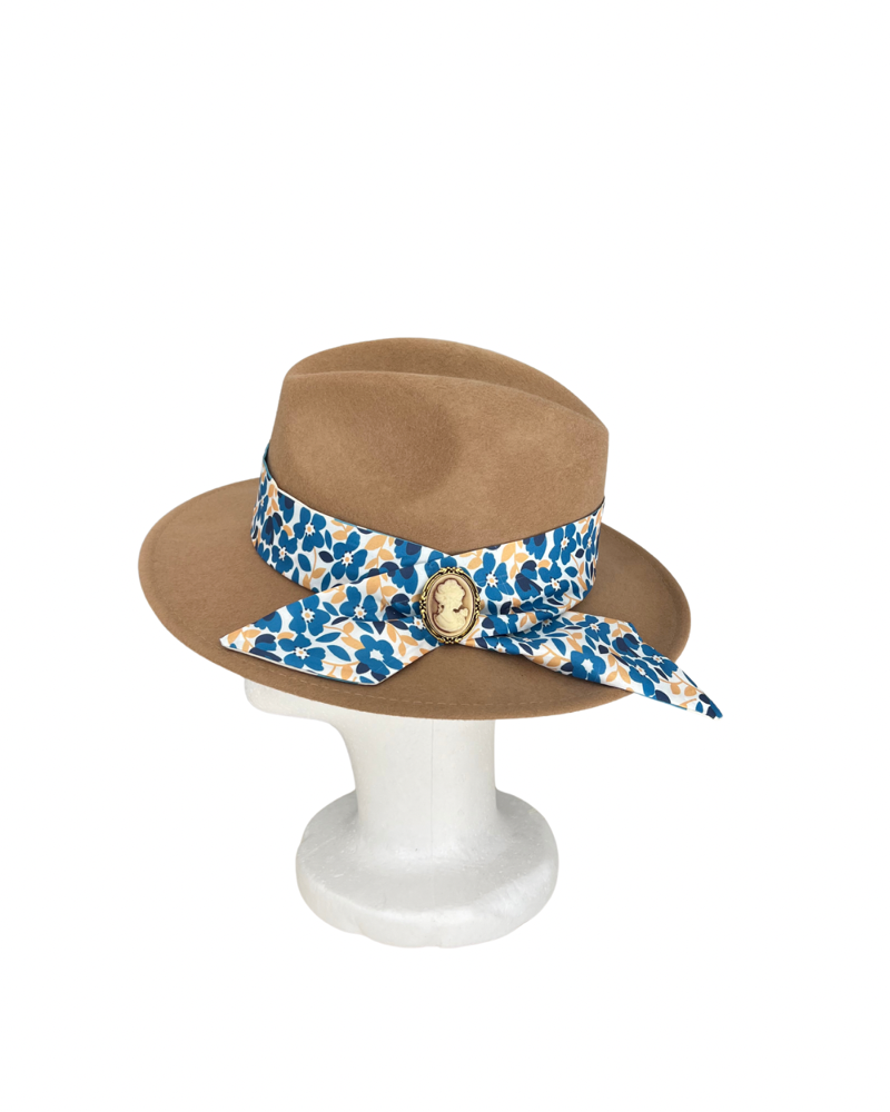 Thumbnail: Trakica s vintage zlatnim brošem