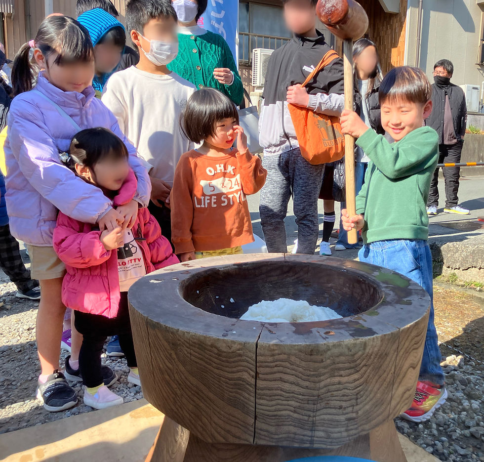 杵をしっかり振り上げてお餅をついてくれました！