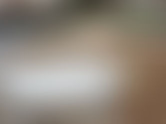 Das Hunseler Sonneneck mit neu angelegten Ebenen, bepflanzter Natursteinmauer, eingesäter Wiese sowie großen Sitzsteinen an Terrasse und Dorftreff – ein gemeinschaftlich gestalteter Dorfplatz.