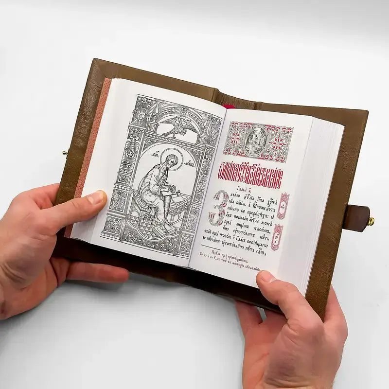 Thumbnail: Євангеліє требне церковнослов'янською в шкіряній палітурці ручної роботи