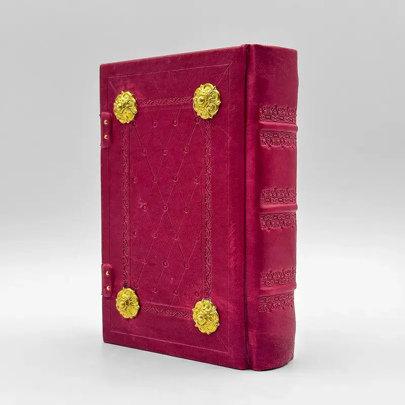 Миниатюра: Евангелието трябва да бъде на църковнославянски език с метални вложки в кожена подвързия