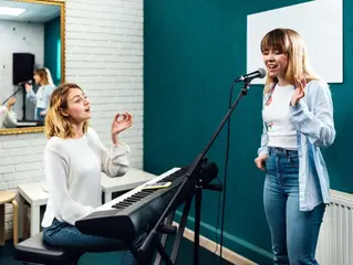 What Are the Key Benefits of Taking Singing Lessons Online?
