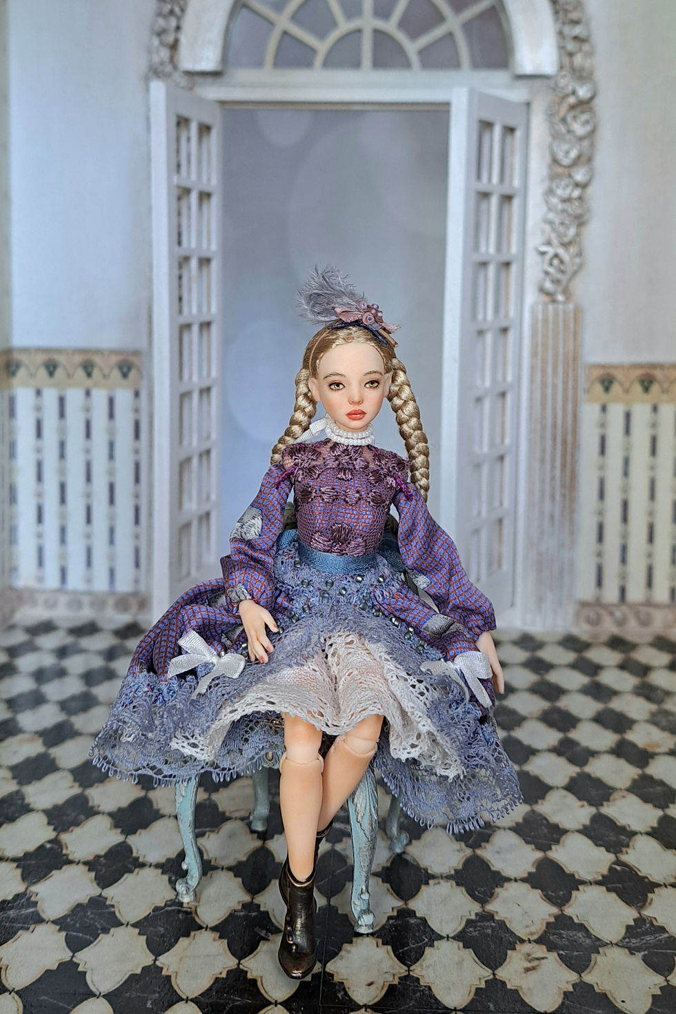 Miniature : OOAK doll 1:12 scale, elegant silk dress, fixed shoes, handcrafted