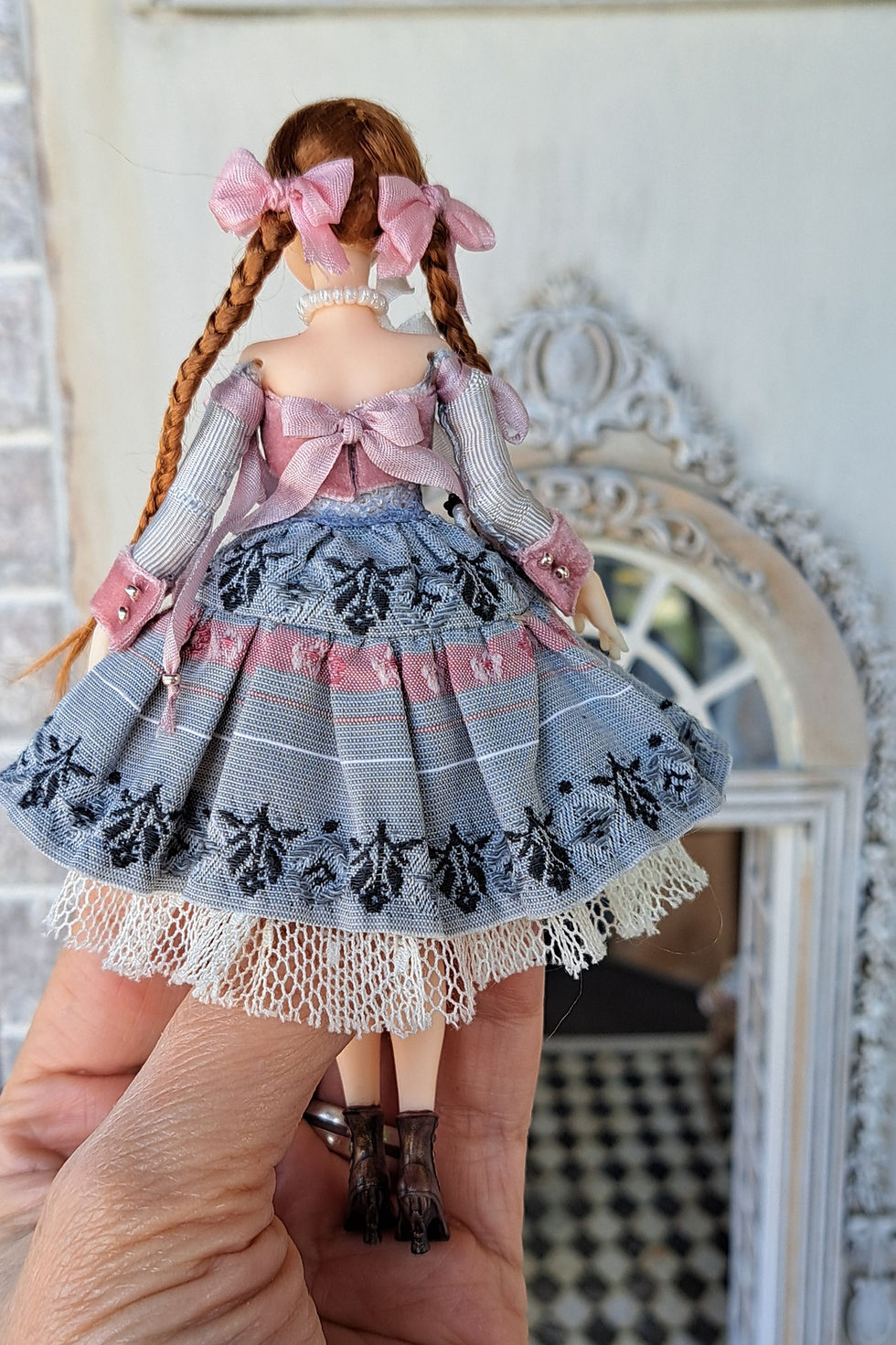 Miniature : Chloé Poupée unique (1:12) — issue d'une collection privée