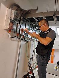 instalación cargador edificio Chile.jpg