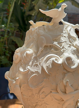 Ceramic vase featuring birds in flight, inspired by freedom and the movement of the sky.