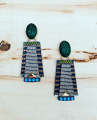 Bruno Vargas Handmade Jewelry - Goddesses Collection - Cuero, oro, cristales Swarovski. La leyenda cuenta qué las diosas del universo viajan a través de rayos de luz hacia la tierra para compartir sus conocimientos. Sus adornos, que contienen energía pura, quedaban en nuestro planeta para emanar fuerza, sabiduría  empatía, amor y hacer evolucionar la humanidad.