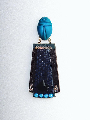 Bruno Vargas Handmade Jewelry - Goddesses Collection - Cuero, oro, cristales Swarovski. La leyenda cuenta qué las diosas del universo viajan a través de rayos de luz hacia la tierra para compartir sus conocimientos. Sus adornos, que contienen energía pura, quedaban en nuestro planeta para emanar fuerza, sabiduría  empatía, amor y hacer evolucionar la humanidad.