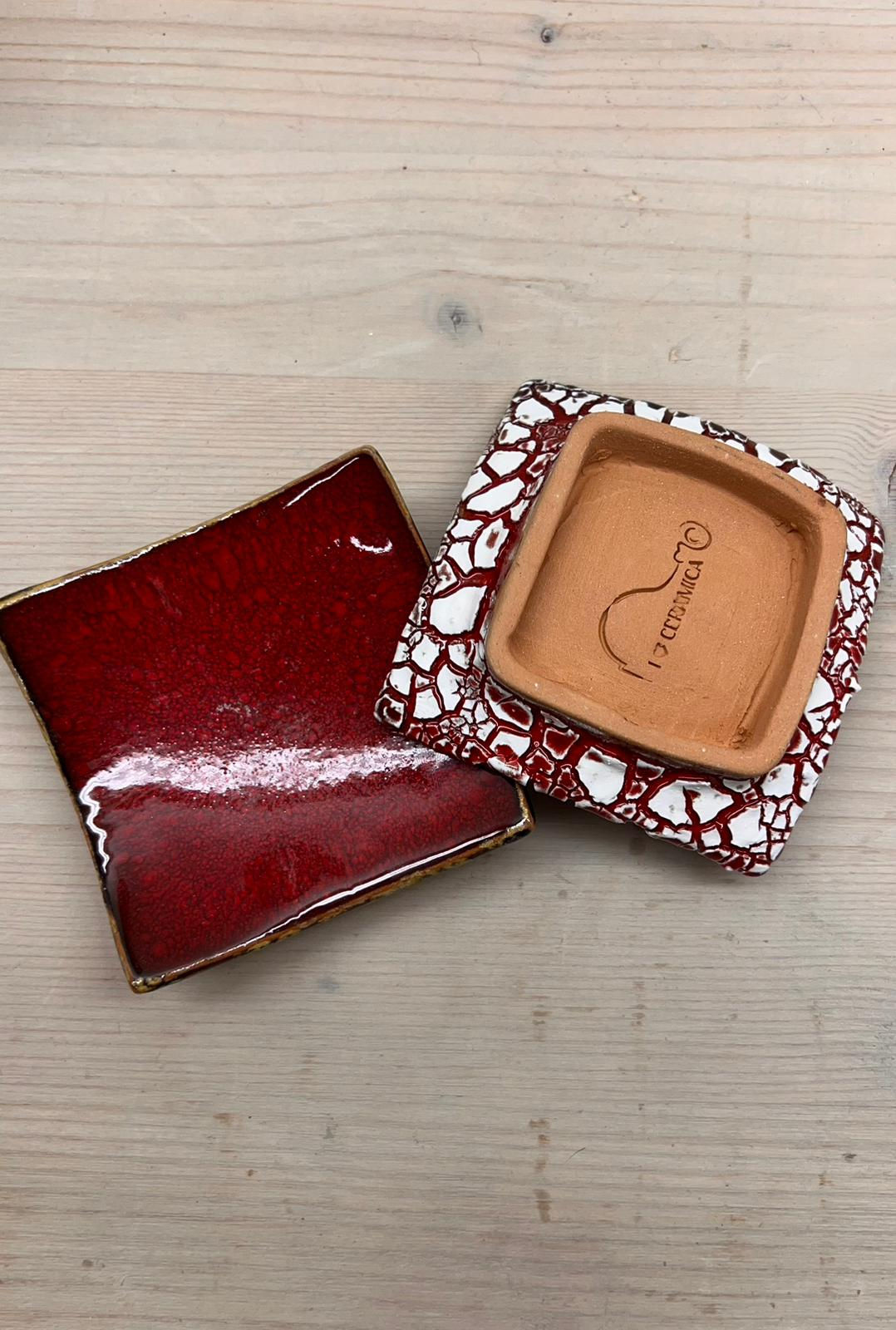 Piattino rosso quadrato porta anelli