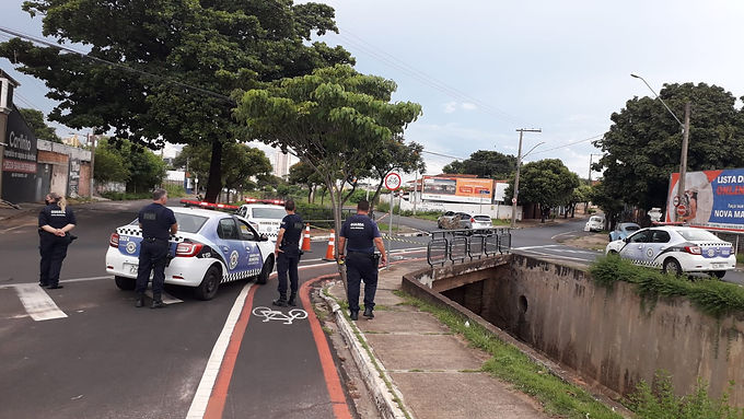 Trânsito é interditado após surgimento de cratera em ponte da rua Marília