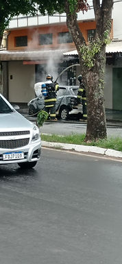 Carro pega fogo na avenida Palmares