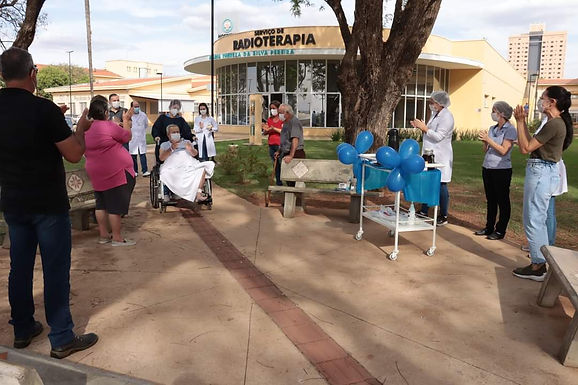 Hospital Emílio Carlos possibilita encontro de paciente com familiares para celebrar aniversário