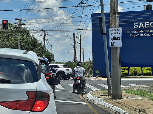 Secretaria de Trânsito adota área para motos nos semáforos em projeto piloto