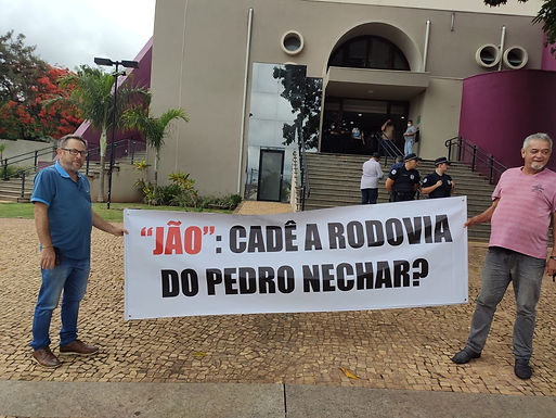 Moradores do Pedro Nechar protestam na frente do Teatro Municipal