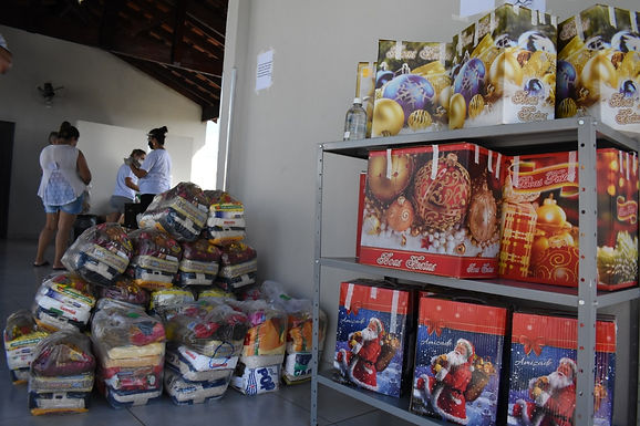 Prateleira Solidária entrega cestas básicas do Natal Sem Fome neste domingo