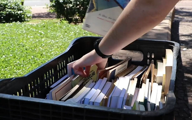 Projeto completa um ano de existência com 440 livros trocados por alimentos