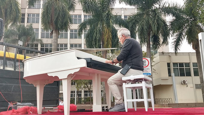 Músico percorre cidade com Piano Itinerante em sua sexta edição