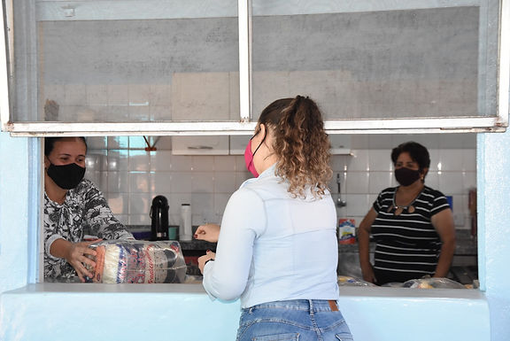 Famílias de alunos das escolas municipais recebem 4,8 mil kits alimentação em julho