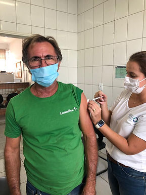 “Foi como se a esperança se renovasse naquele momento”, diz enfermeira ao vacinar pai contra a Covid