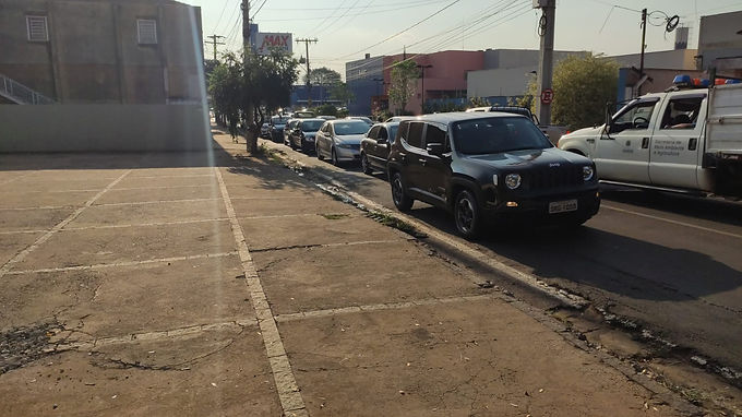Mãe de três filhos enfrenta fila de carros, mas fica sem cesta básica e sem previsão