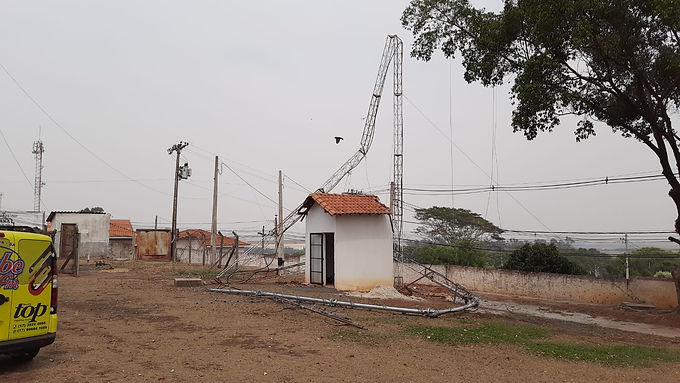 Torre de transmissão de rádio cai em Santa Adélia e assusta moradores