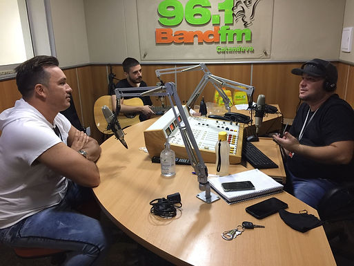 Pedro Iba compartilha hit Deixa eu ser seu boy nas rádios Band FM e Ondas Verdes