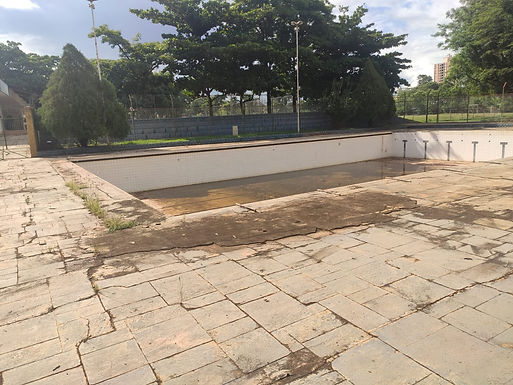 Prioridade na campanha eleitoral, piscina continua abandonada após 1 ano