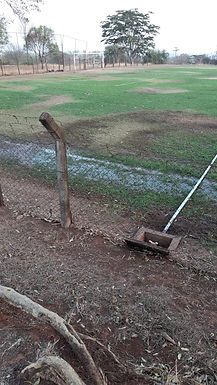 Moradores do Km 7 relatam desperdício de água para irrigação de campo de futebol