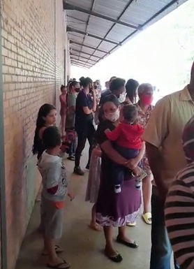 Distribuição de cestas básicas para alunos da rede municipal gera aglomeração e demora