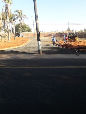 Poste é esquecido no meio da nova rotatória do Jardim dos Coqueiros