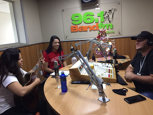 Rayane & Rafaela visitam estúdios da Band FM e Ondas Verdes e lançam single