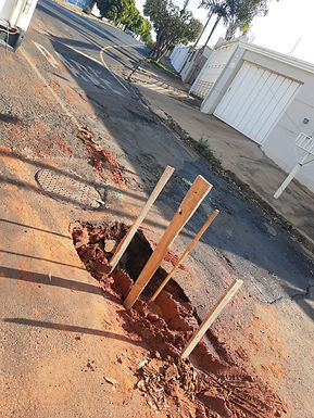 Asfalto volta a ceder e moradora do Jardim Caparroz teme que buraco cause acidentes