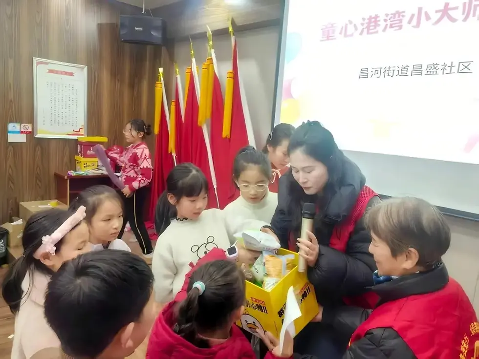 2月1日,年会上孩子们正在玩游戏